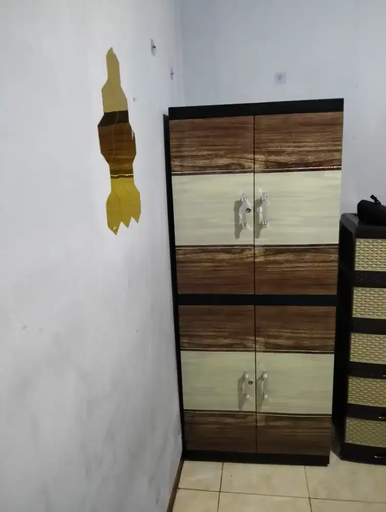 Naiba lemari plastik