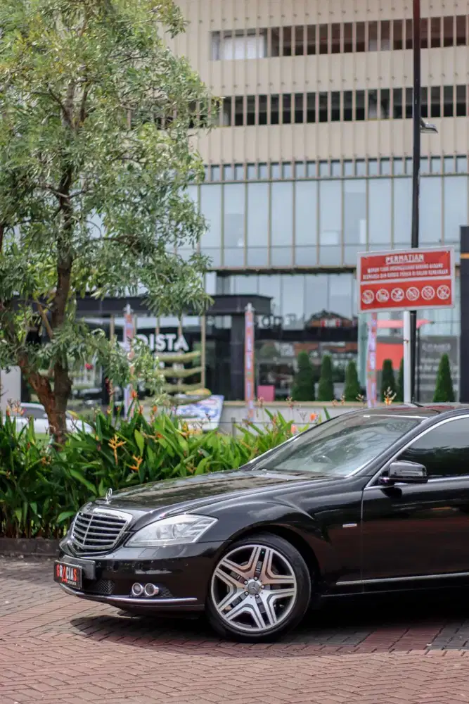 Mercedes-Benz S-Class W221 S300L (2010) Black on Black