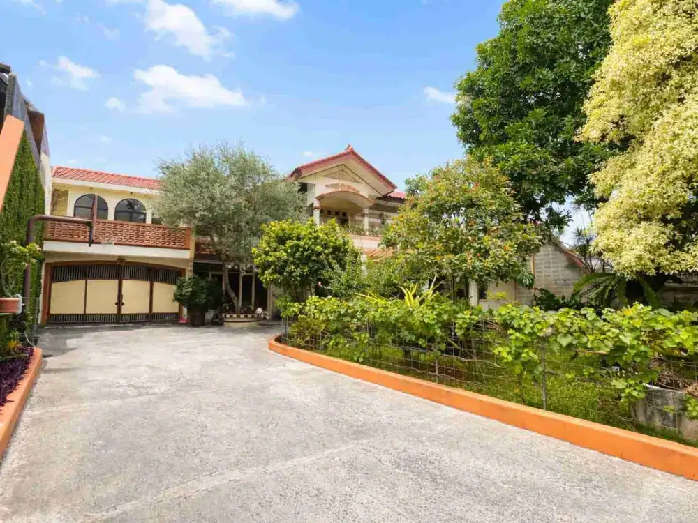 JUAL CEPAT RUMAH LUAS HOEK DAN ASRI PINGGIR JALAN DEKAT TOSIGA KEBON JERUK