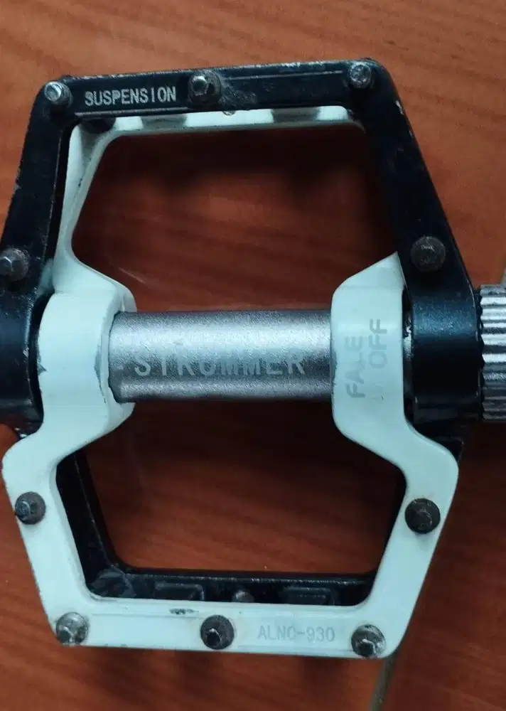 PEDAL STRUMMER FACE-OFF SUSPENSION