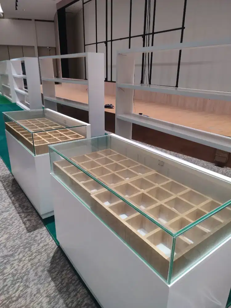 Meja Showcase Jam Tangan dan Perhiasan