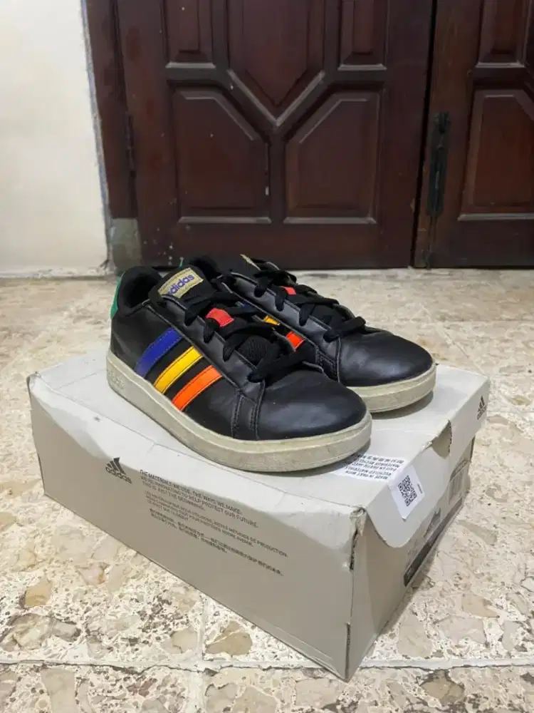 Sepatu anak adidas