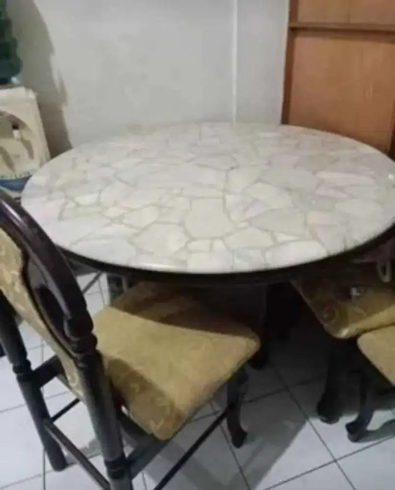 Meja makan marmer