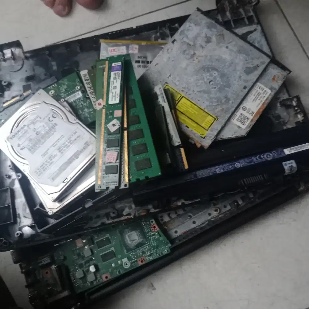 Saya menampung limbah komputer rusak