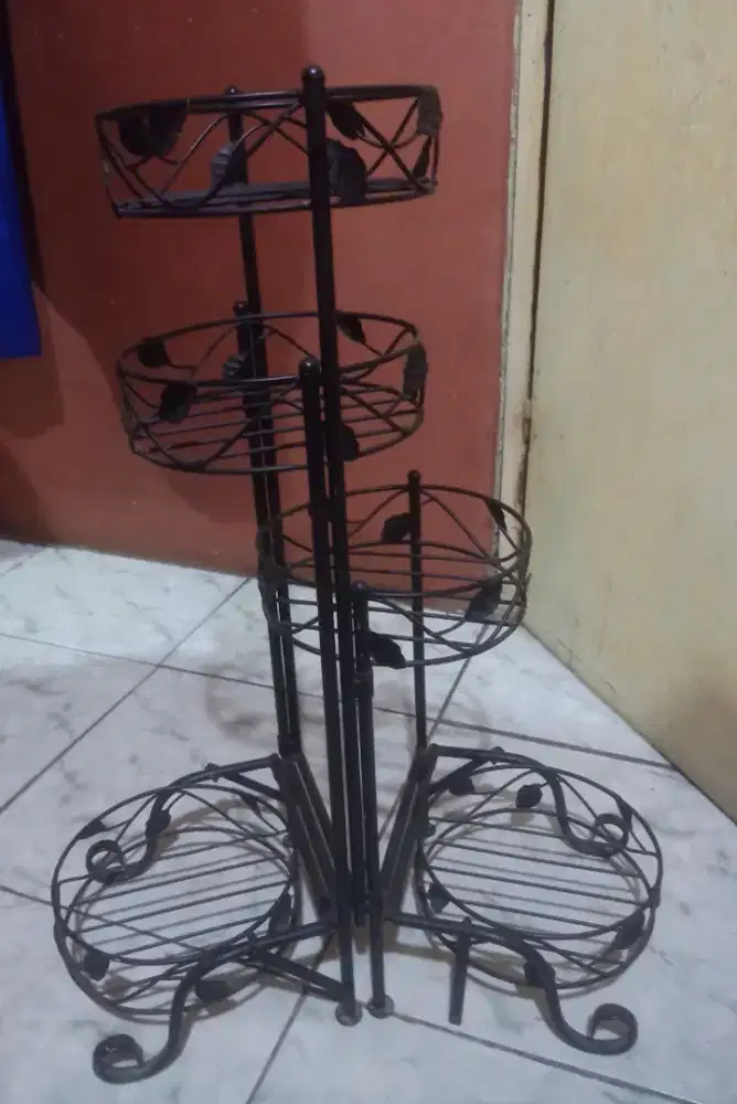 Rak pot tanaman dari besi