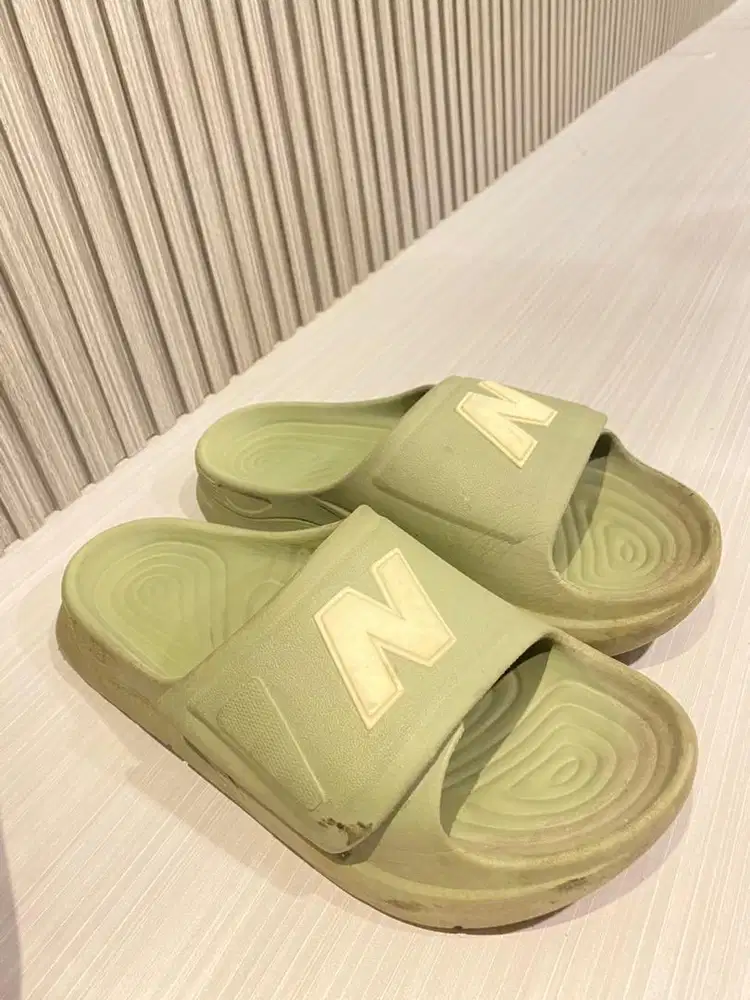 Sendal New Balance warna hijau