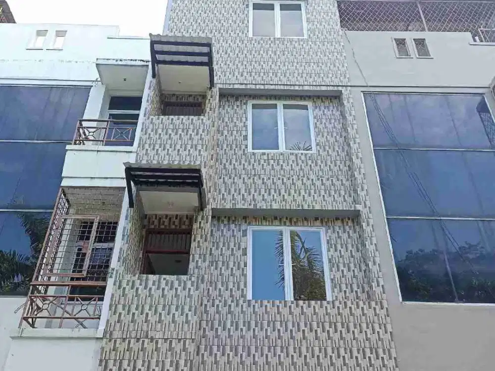 DISEWA RUKO  4  LANTAI BAGUS SIAP PAKAI . TAMAN PALEM LESTARI CENGKARENG JAKARTA BARAT