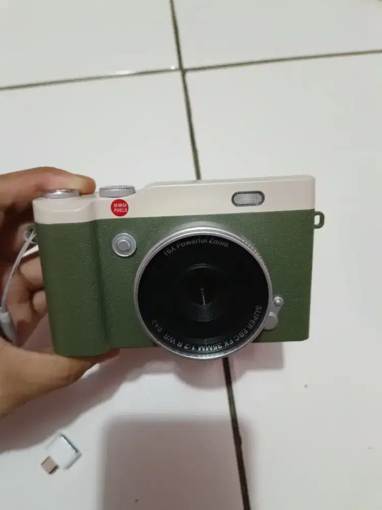 kamera digital warna hijau