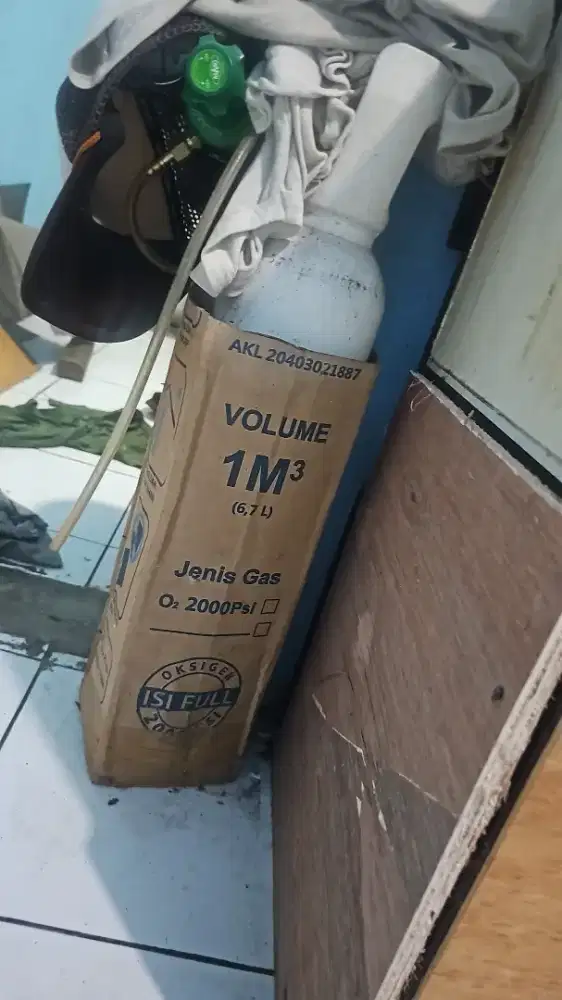 Tabung oksigen dengan regulator