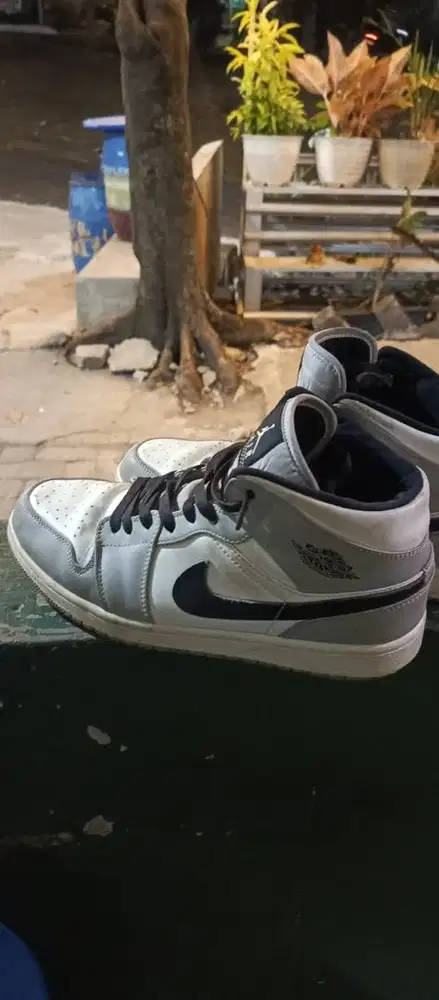 AJ HIGH SEPATU BEKAS