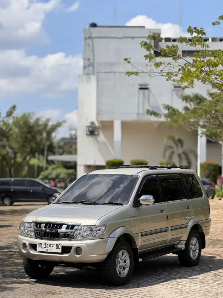 Isuzu Panther Grand Touring 2.5 Manual Turbo Diesel 2010