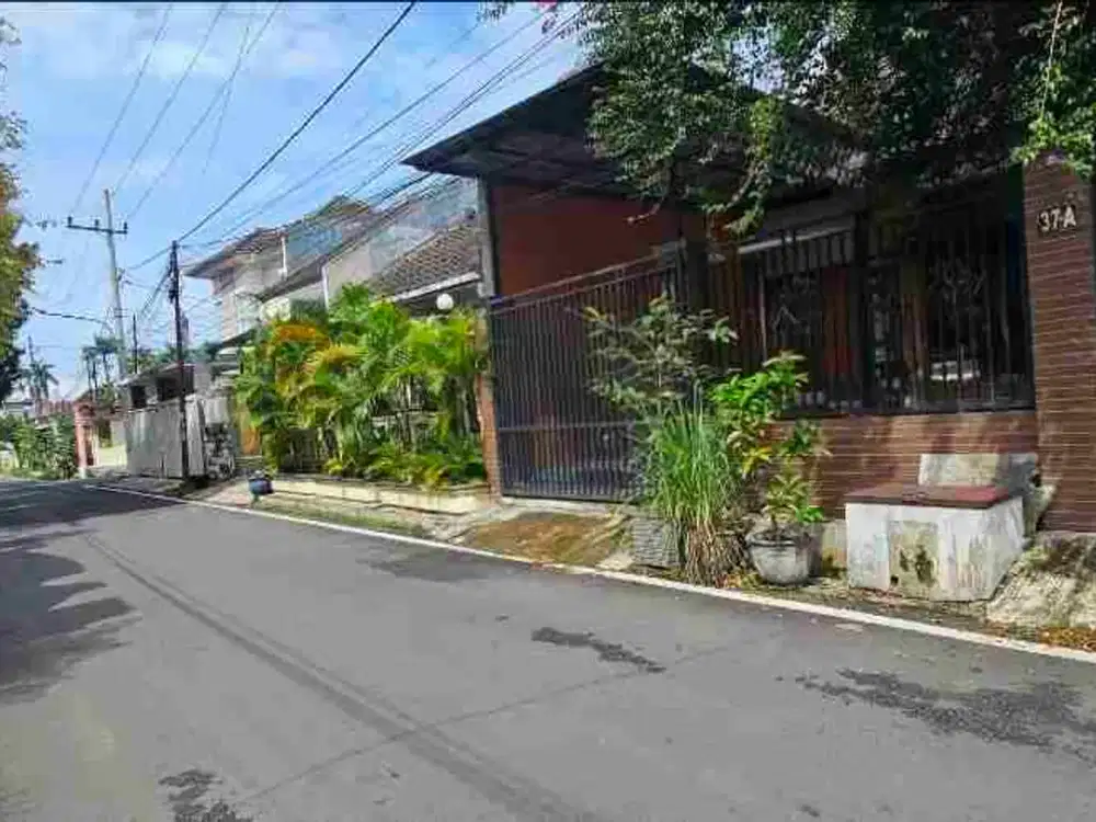 rumah bagus pinggir jalan daerah jalan bunga mawar kalpataru bagus buat usaha kantor atau hunian dekat arah suhat dan 10 menit ke kampus brawijaya UB