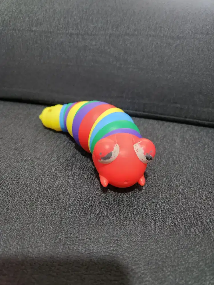 Mainan ulat warna warni