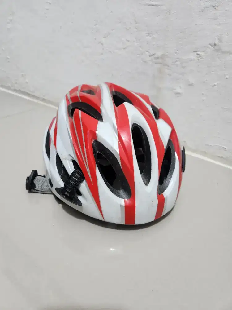 Helm untuk sepeda