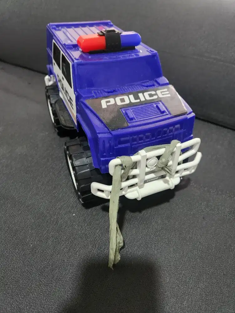 Mainan mobil polisi besar