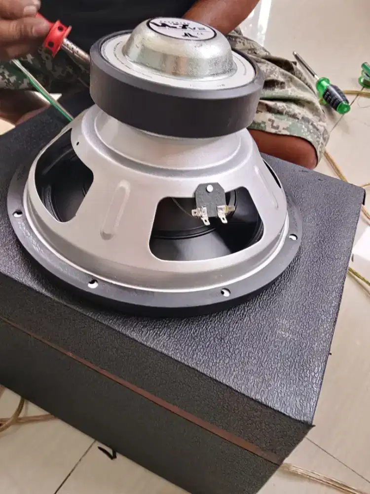 Subwoofer mulus 12 ince merk JL Audio