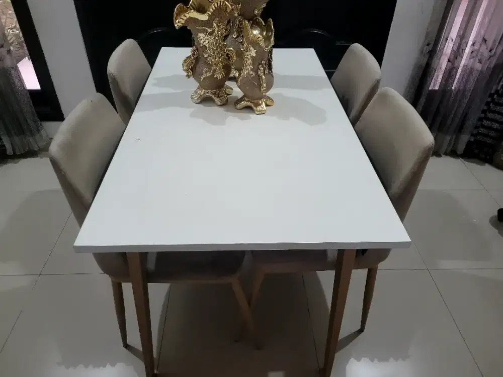 Set meja makan 4 kursi