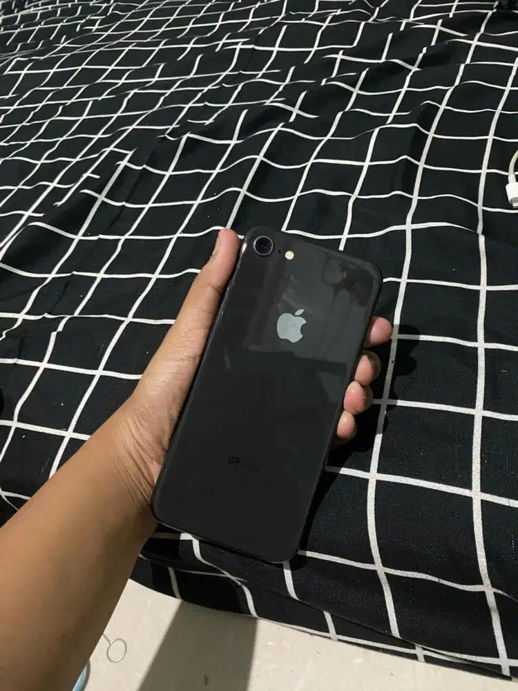 iphone 8 64 gb .