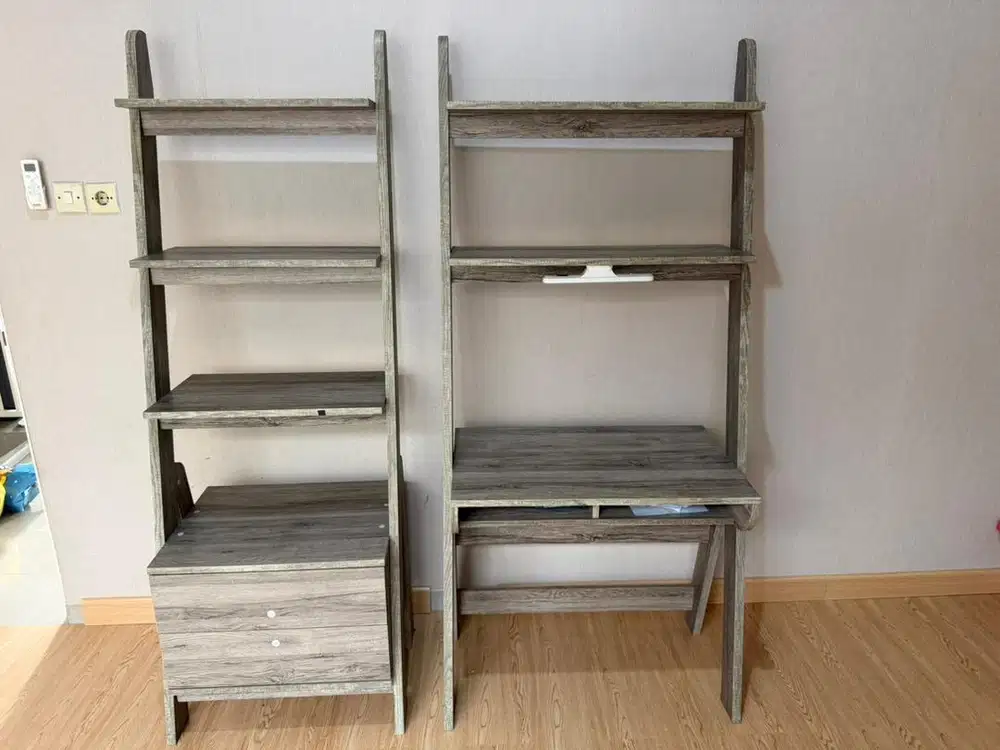Meja tulis dan rak