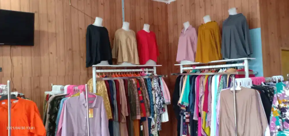 Dijual Borongan Stok Baju Campur Plus Etalase dan Manekin Siap Usaha