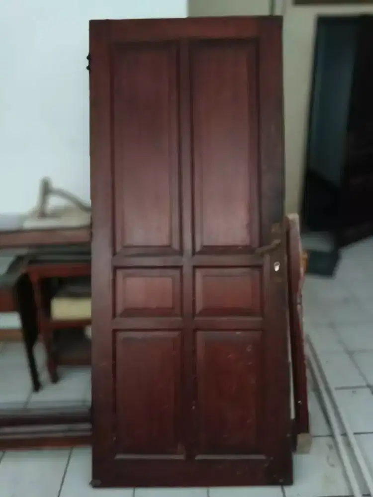 Di jual 3 buah daun pintu dan kusennya dan jendela dan kusennya.