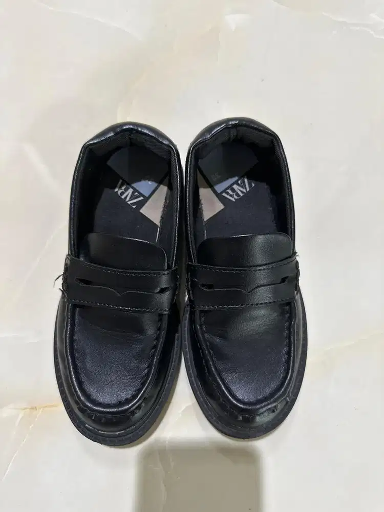 Sepatu anak warna hitam