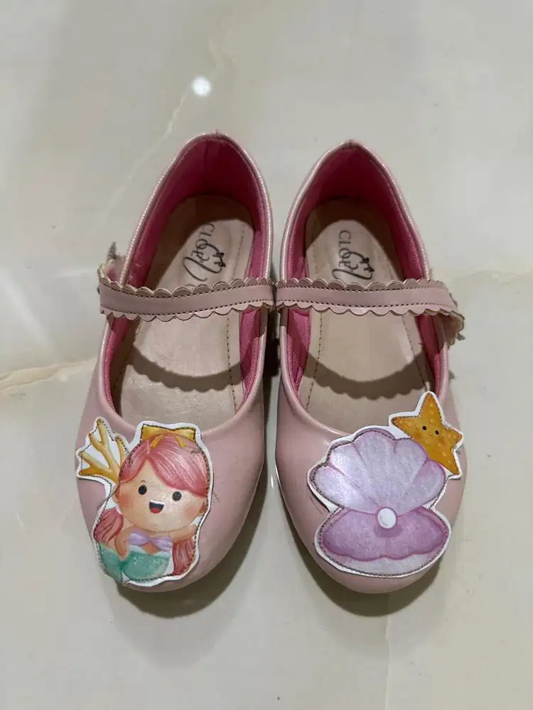 Sepatu anak perempuan