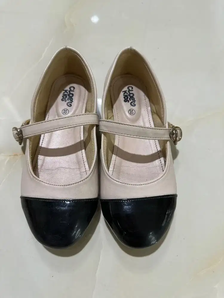 Sepatu anak perempuan