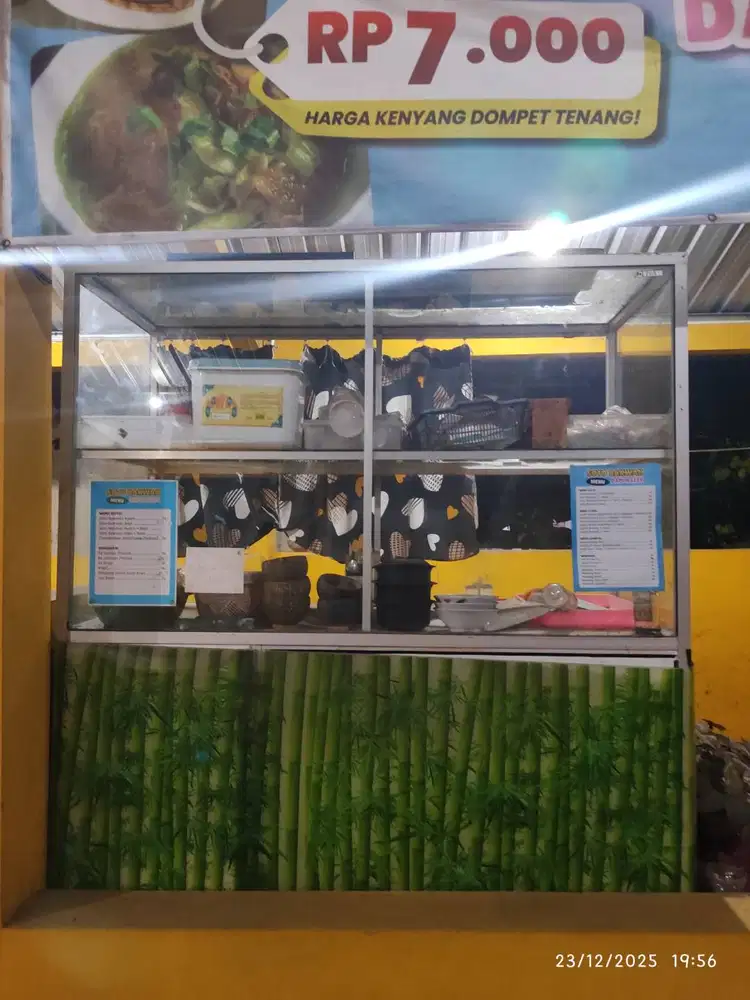 Etalase bekas warung makan