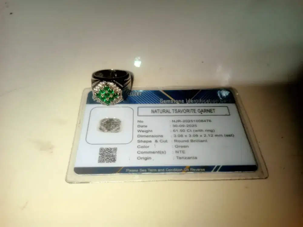 Batu permata tsvorit garnet