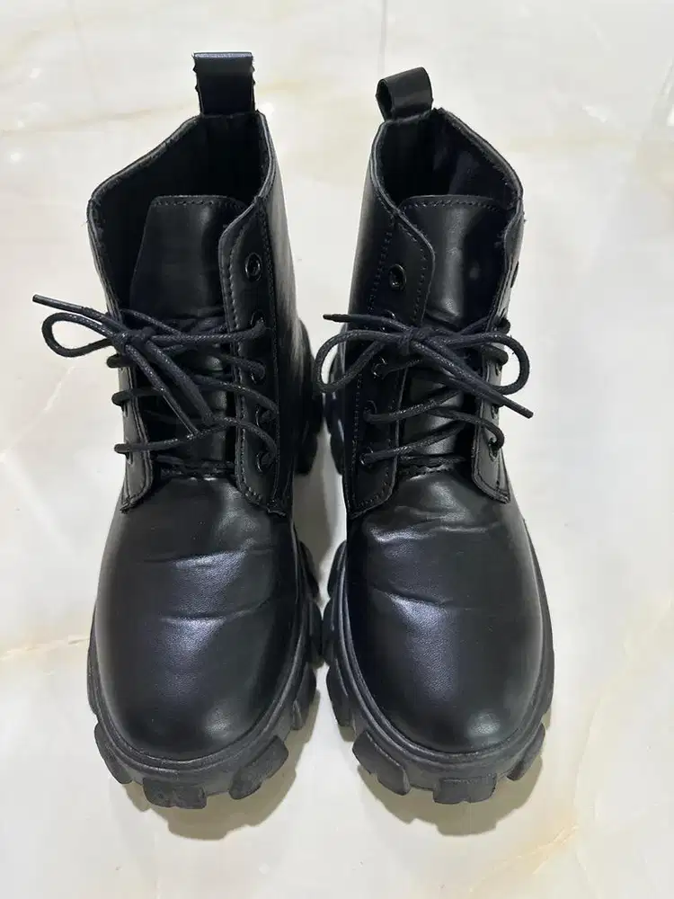 Sepatu boots wanita