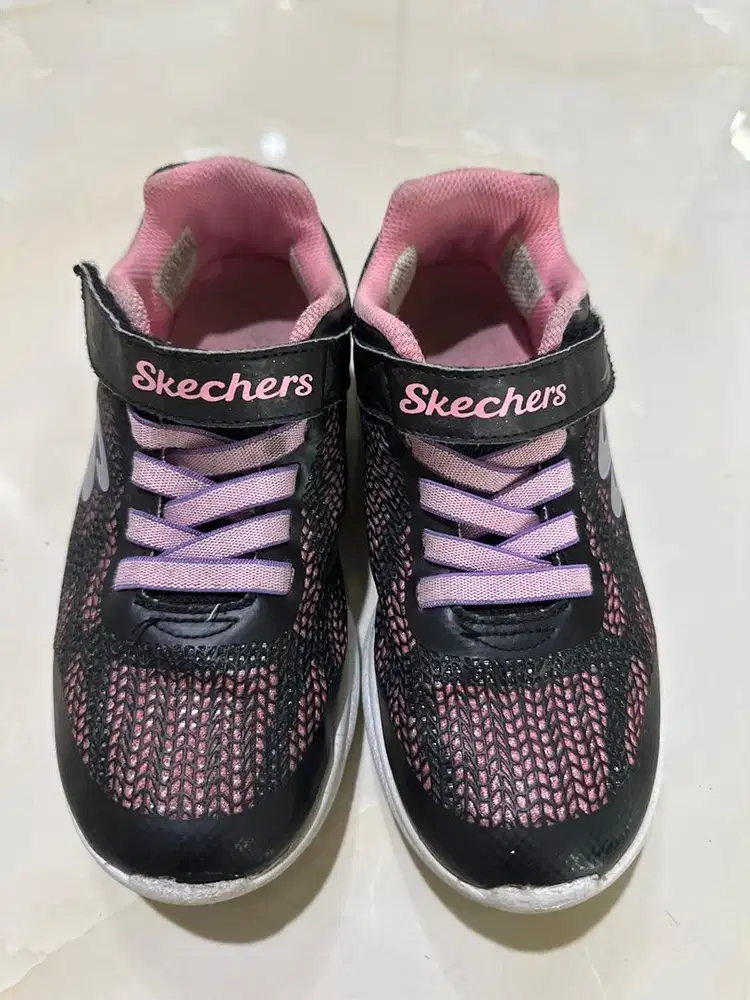 Sepatu skechers anak perempuan
