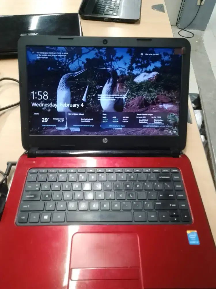 Laptop HP merah