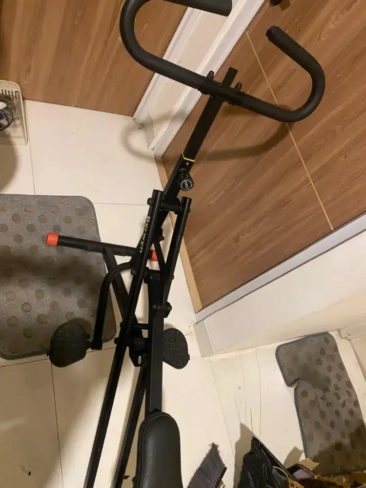 Berwyn body crunch alat gym fitness