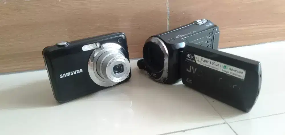 DIJUAL HANDYCAM JVC GZ-MS110 BAG & CAMERA DIGITAL SAMSUNG ES9