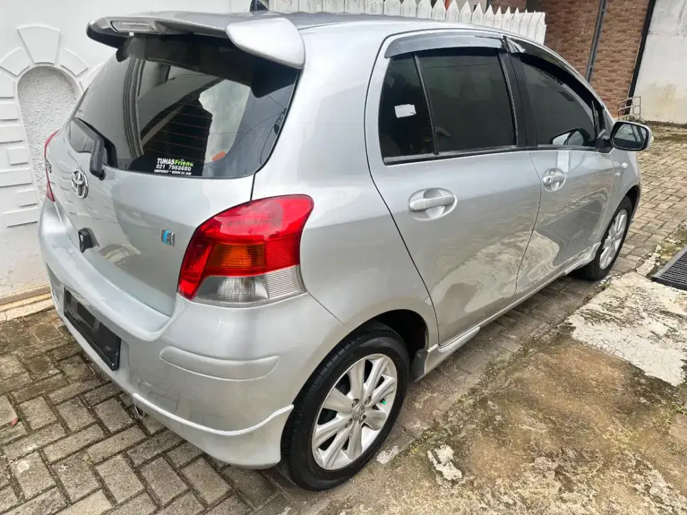 Toyota yaris E matic 2011 LOW KM silver