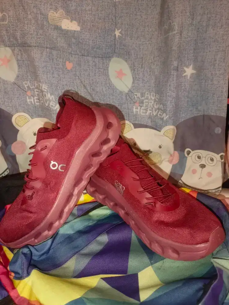 dijual sepatu oncloud x loewe