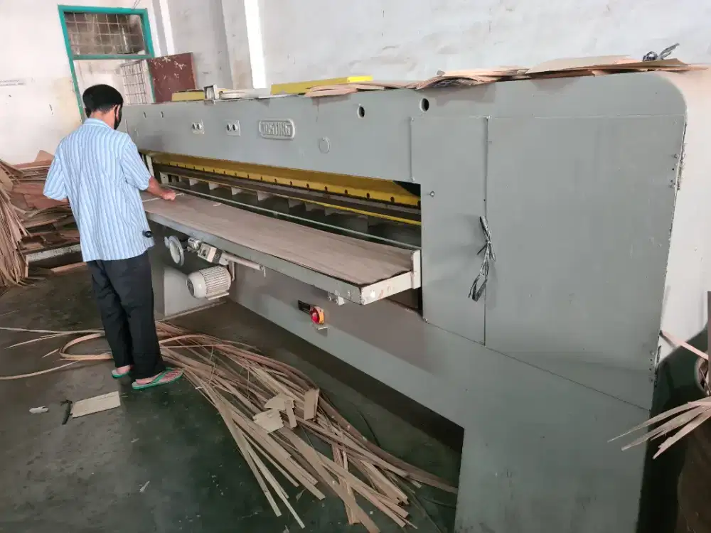 Mesin Potong Veneer Guillotine