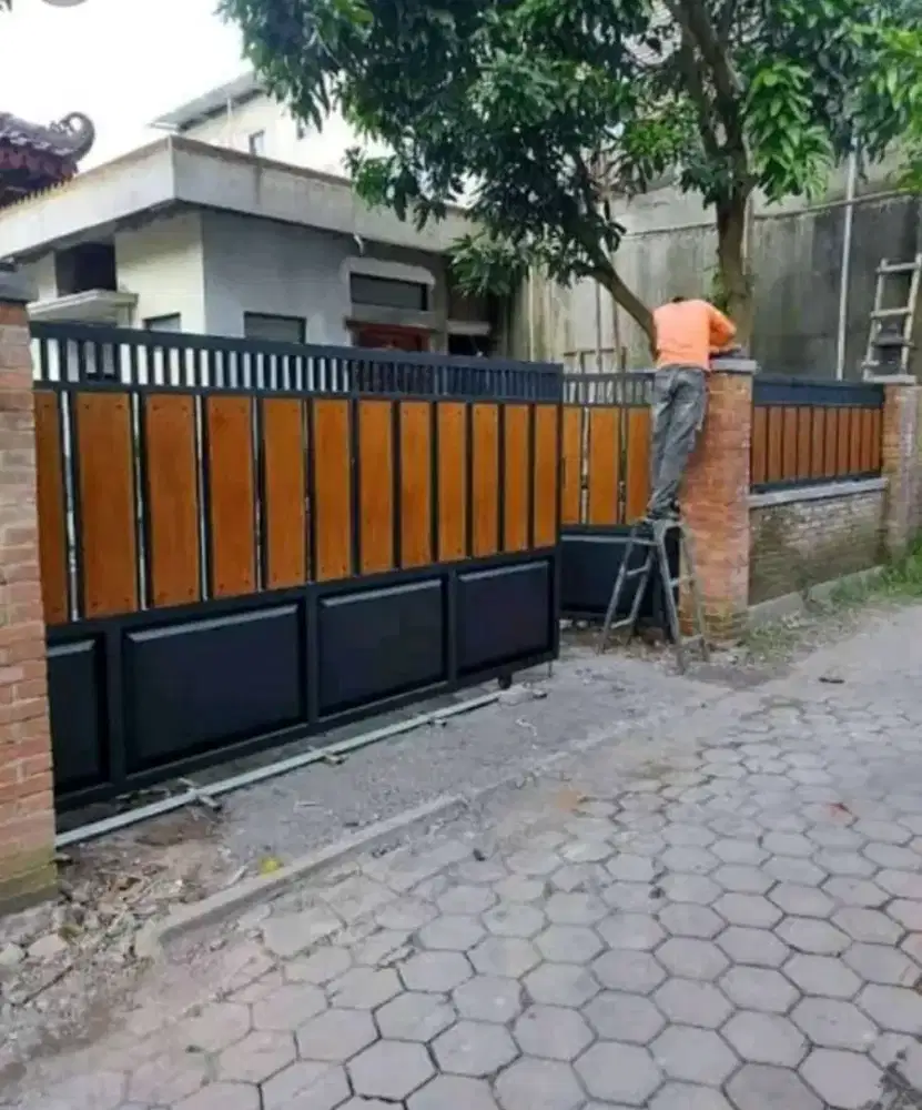 Pagar rumah kayu ulin kombinasi plat