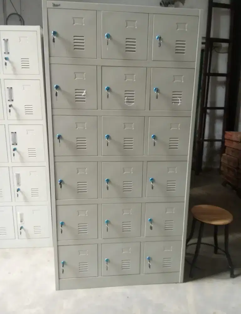 Locker penyimpanan barang 18 pintu