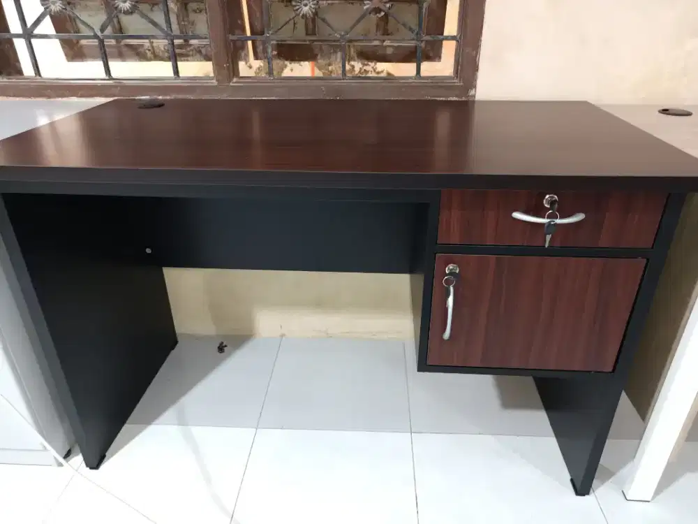 Meja kantor 1/2 biro