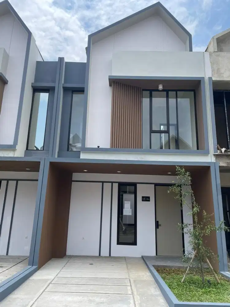 Disewakan rumah 2 lantai strategis