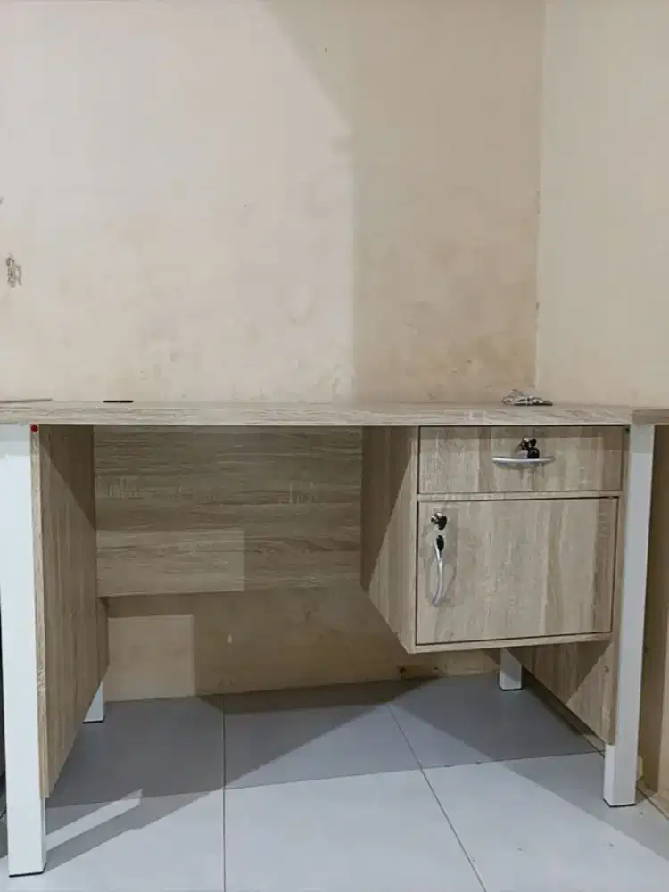 Meja kerja 1/2 biro kaki besi