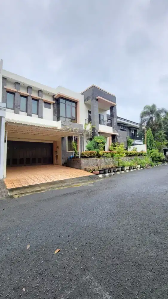 Dijual Rumah siap huni ada kolam renang di Sektor 9