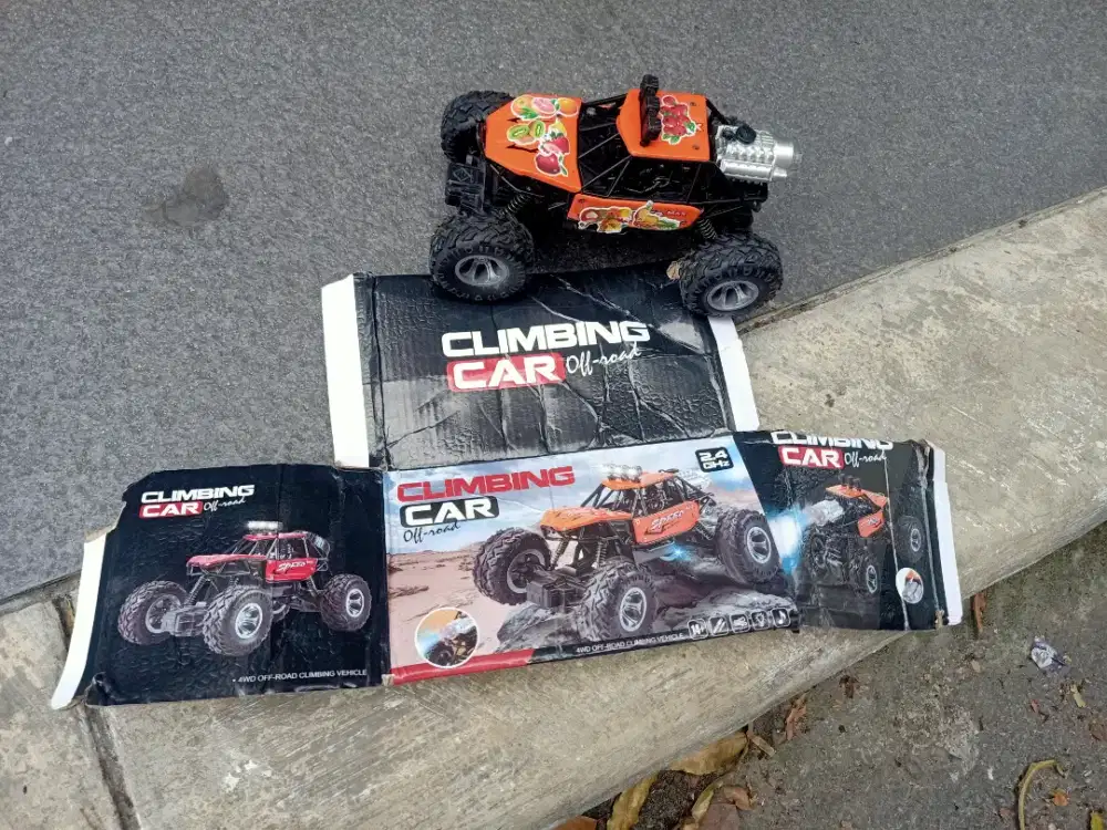 Di jual  semua lkp ada remot,batrai,dan casan nya  mobil remot