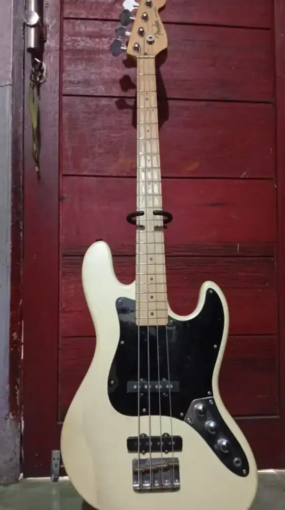 Bass Fender warna putih