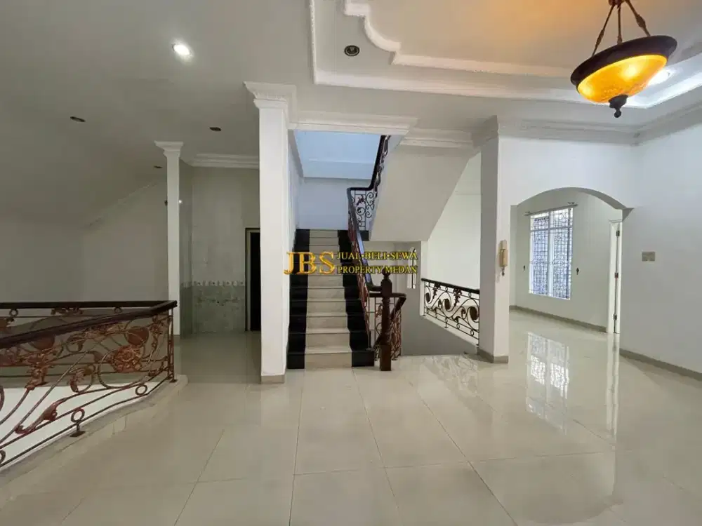 Rumah 2,5 Tingkat Dijual di Komplek Cemara Hijau - Medan (Depan Taman)