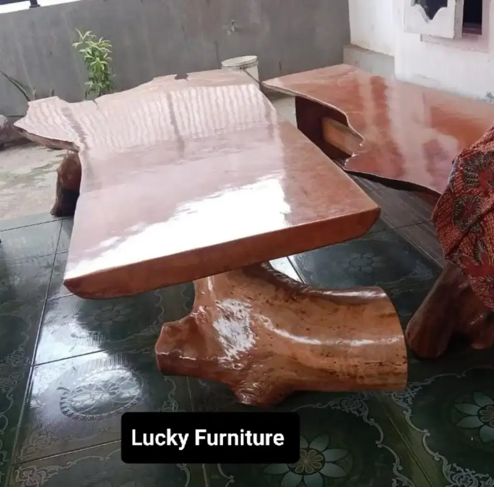 Meja dan Kursi Jumbo.