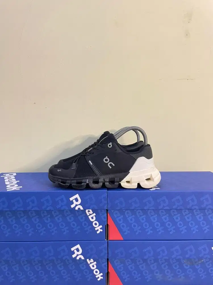 38 - Sepatu OC On Cloudflyer 4 Black White Bekas Second