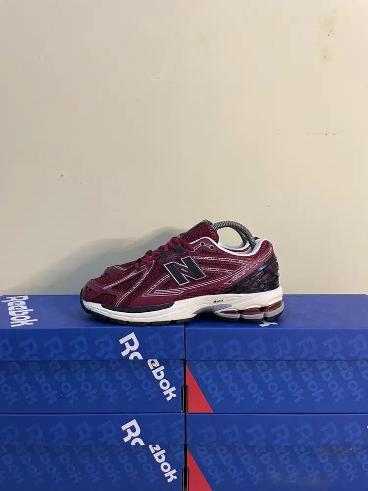 40 - Sepatu  New Balance NB 1906r Burgundy Black Bekas Second